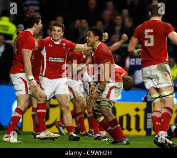 CUTHBERT WILLIAMS & TOBY FALET ENGLAND V WALES TWICKENHAM MIDDLESEX ENGLAND 25. Februar 2012 Stockfoto