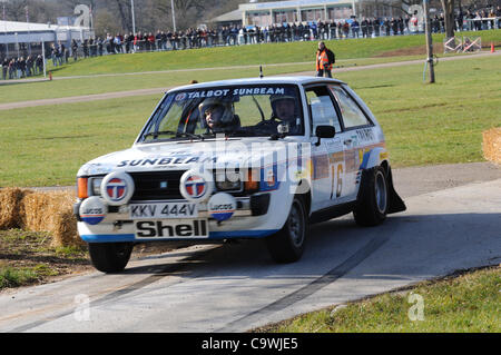 25. Februar 2012 - Stoneleigh Park, Coventry, UK.  Ian Gwynne fahren ein 1981 Lotus Sunbeam Talbot in der Live Rally Stage Race Retro Stockfoto