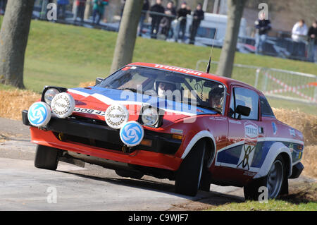 25. Februar 2012 - Stoneleigh Park, Coventry, UK.  Paul Hunter fahren ein 1978 Triumph TR7 V8 in der Live Rally Stage Race Retro Stockfoto