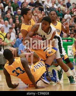 25. Februar 2012 - St.Petersburg - CHRIS ZUPPA |   Times.SP 350568 ZUPP Baskeball 11. (St. Petersburg, 25.02.2012) St. Petersburg High School Dayon Griffin (10) wird mit Martin County High School Nicholas Marder (44) und Fito Andre (33) mit ihren Teamkollegen Javon Graves (20) abgebildete Behi verheddert Stockfoto