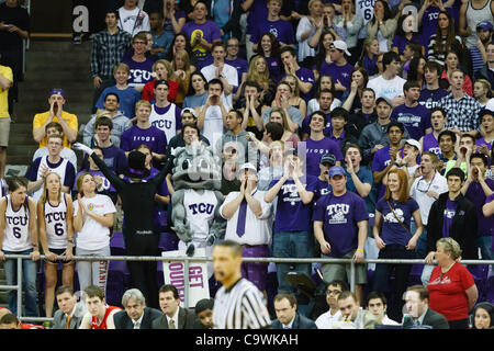 25. Februar 2012 - Fort Worth, Texas, USA - TCU Horned Frogs Fans anfeuern ihrer Mannschaft während der Aktion zwischen New Mexico Lobos und die TCU Horned Frogs.  TCU stört New Mexico 83-64 bei Daniel Meyer Kolosseum. (Kredit-Bild: © Andrew Dieb/Southcreek/ZUMAPRESS.com) Stockfoto