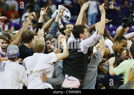 25. Februar 2012 - Fort Worth, Texas, USA - TCU Horned Frogs Fans Ausgießen auf den Hof nach dem Spiel zwischen den New Mexico Lobos und die TCU Horned Frogs.  TCU stört New Mexico 83-64 bei Daniel Meyer Kolosseum. (Kredit-Bild: © Andrew Dieb/Southcreek/ZUMAPRESS.com) Stockfoto