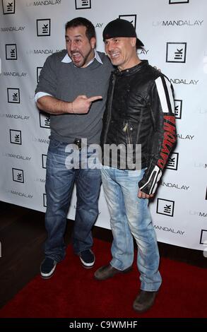 Joey Fatone, Peter Lik im Ankunftsbereich für Peter Lik Galerie Grand Opening The Shoppes at Mandalay Place, Las Vegas, NV 25. Februar 2012. Foto von: MORA/Everett Collection Stockfoto