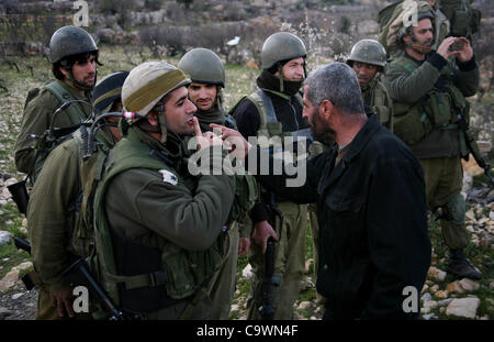 25. Februar 2012 - Hebron, Westjordanland, Palästina - israelische Soldaten stellen Palästinenser Demonstranten, die für ein Protest gegen eine jüdische Siedlung in der Nähe von West Bank-Dorf von Beit Omar, in der Nähe von Hebron und die Ansiedlung von Karmei Tzur am 25. Februar 2012 gesammelt. Foto von Mamun Stockfoto