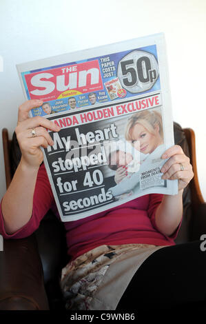 Großbritanniens, die erste Ausgabe von News International die Sonne am Sonntagszeitung heute gestartete 26. Februar 2012. Bild von Dorset Mediendienst Stockfoto