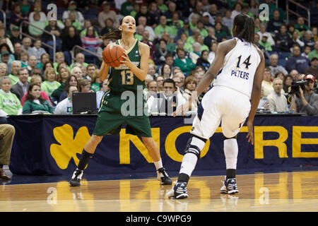 25. Februar 2012 - sieht South Bend, Indiana, USA - South Florida Guard Inga Orekhova (#13) den Ball als Notre Dame nach vorne, die, den Devereaux Peters (Nr. 14) im ersten Halbjahr Aktion der NCAA Frauen-Basketball-Spiel zwischen Süd-Florida und Notre Dame verteidigt.  Die Notre Dame Fighting Irish besiegte im Süden Stockfoto