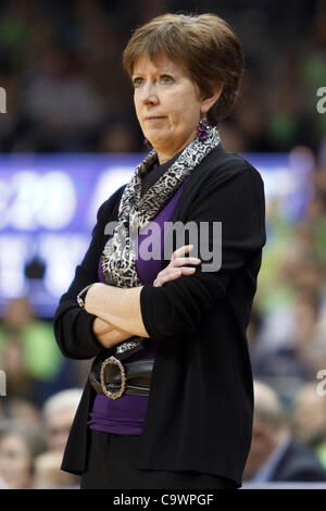 25. Februar 2012 - South Bend, Indiana, USA - Notre Dame Cheftrainer Muffet McGraw während der ersten Hälfte Aktion der NCAA Frauen-Basketball-Spiel zwischen Süd-Florida und Notre Dame.  Die Notre Dame Fighting Irish besiegte der South Florida Bulls 80-68 im Spiel bei Purcell Pavillon auf der Joyce-Zentrum im Süden Stockfoto