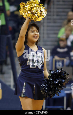 25. Februar 2012 - führt Südschlaufe, Indiana, USA - Notre Dame Cheerleader Anne Robles während der zweiten Hälfte Aktion der NCAA Frauen-Basketball-Spiel zwischen Süd-Florida und Notre Dame.  Die Notre Dame Fighting Irish besiegte der South Florida Bulls 80-68 im Spiel im Purcell-Pavillon in der Mitte von Joyce Stockfoto