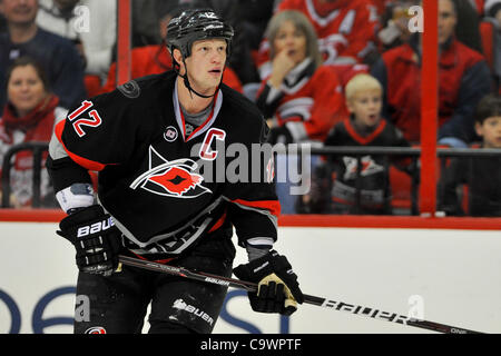 25. Februar 2012 - Raleigh, North Carolina, USA - Carolina Hurricanes center Eric Staal (12) während Tonights Spiel. Panthers besiegten 3-2 im RBC Center in Raleigh North Carolina Hurricanes. (Kredit-Bild: © Anthony Barham/Southcreek/ZUMAPRESS.com) Stockfoto