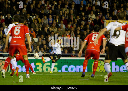 26.02.2012 - Estadio Mestalla, VALENCIA / Spanien - Primera Division Fußball - Valencia FC vs. FC Sevilla - Spieltag 25---Ferghouli von Valencia CF Center den Ball zu Sevilla Bereich Stockfoto