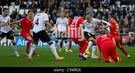 26.02.2012 - Estadio Mestalla, VALENCIA / Spanien - Primera Division Fußball - Valencia FC vs. FC Sevilla - Spieltag 25---Ferghouli von Valencia CF versucht, Antrieb und Steuerung der Kugel in der Mitte mehrere Gegner Stockfoto