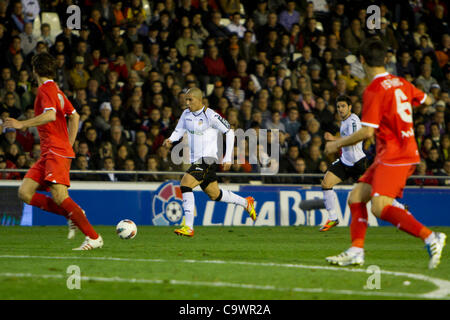 26.02.2012 - Estadio Mestalla, VALENCIA / Spanien - Primera Division Fußball - Valencia FC vs. FC Sevilla - Spieltag 25---Ferghouli von VAlencia CF treibt den Ball, umgeben von mehreren Gegnern Stockfoto