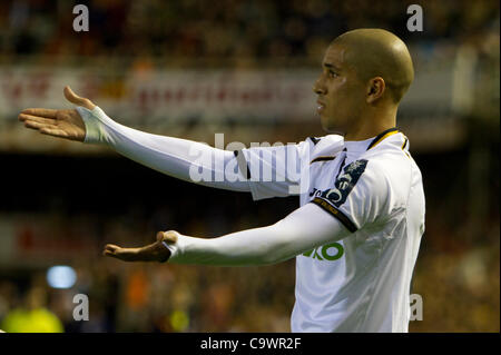 26.02.2012 - Estadio Mestalla, VALENCIA / Spanien - Primera Division Fußball - Valencia FC vs. FC Sevilla - Spieltag 25---Ferghouli von Valencia CF beschweren sich die Schiedsrichter, nachdem er gedrückt wurde Stockfoto