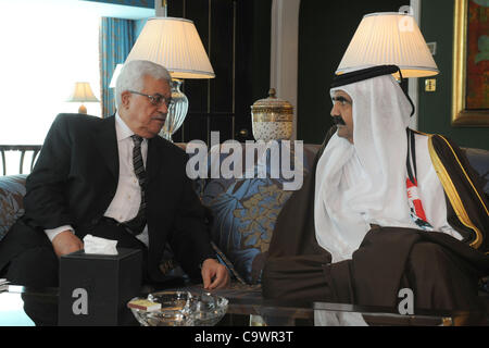 Treffen Sie 26. Februar 2012 - Katar, Katar, Qatar - palästinensischen Präsidenten Mahmoud Abbas, mit Katars Emir Scheich Hamad bin Khalifa al-Thani in Doha, Katar, 26. Februar 2012. Foto von Thaer Ghanaim (Kredit-Bild: © Thaer Ghanaim Apaimages/APA Images/ZUMAPRESS.com) Stockfoto