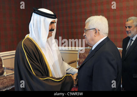 Treffen Sie 26. Februar 2012 - Katar, Katar, Qatar - palästinensischen Präsidenten Mahmoud Abbas, mit Katars Emir Scheich Hamad bin Khalifa al-Thani in Doha, Katar, 26. Februar 2012. Foto von Thaer Ghanaim (Kredit-Bild: © Thaer Ghanaim Apaimages/APA Images/ZUMAPRESS.com) Stockfoto