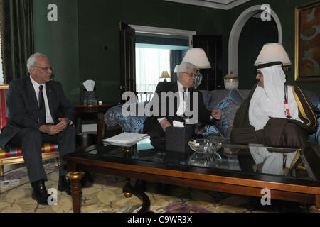 Treffen Sie 26. Februar 2012 - Katar, Katar, Qatar - palästinensischen Präsidenten Mahmoud Abbas, mit Katars Emir Scheich Hamad bin Khalifa al-Thani in Doha, Katar, 26. Februar 2012. Foto von Thaer Ghanaim (Kredit-Bild: © Thaer Ghanaim Apaimages/APA Images/ZUMAPRESS.com) Stockfoto