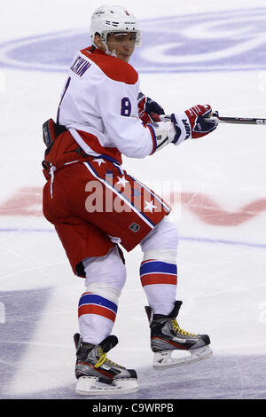 25. Februar 2012 - Toronto, Ontario, Kanada - Washington Capitals weiter Alex Ovechkin (8) Schlittschuhe mit dem Puck bei NHL-Aktion gegen die Toronto Maple Leafs auf dem Air Canada Centre in Toronto, Ontario. (Kredit-Bild: © Jay Gula/Southcreek/ZUMAPRESS.com) Stockfoto