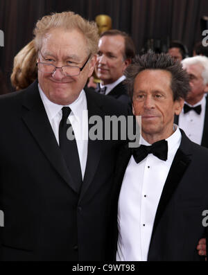 26. Februar 2012 - Hollywood, Kalifornien, USA - Producer BRIAN GRAZER (R) auf dem Oscar roten Teppich bei den 84. Academy Awards, The Oscars vor Kodak Theatre. (Kredit-Bild: © Lisa O'Connor/ZUMAPRESS.com) Stockfoto