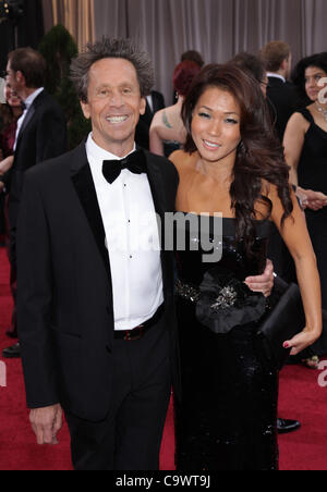 26. Februar 2012 - Hollywood, Kalifornien, USA - Produzent BRIAN GRAZER (L) und KELI LEE auf dem Oscar roten Teppich bei den 84. Academy Awards, The Oscars vor Kodak Theatre. (Kredit-Bild: © Lisa O'Connor/ZUMAPRESS.com) Stockfoto