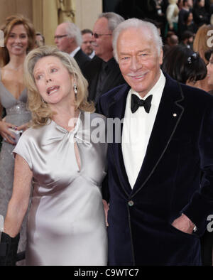 26. Februar 2012 kommen - Hollywood, Kalifornien, USA - Nebendarsteller nominierte CHRISTOPHER PLUMMER und Frau ELAINE TAYLOR auf dem Oscar roten Teppich bei den 84. Academy Awards, The Oscars in Hollywood & Highland Center. (Kredit-Bild: © Lisa O'Connor/ZUMAPRESS.com) Stockfoto