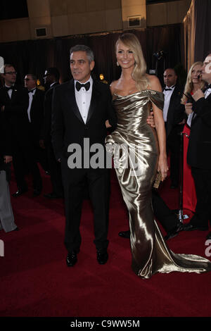 26. Februar 2012 - Hollywood, Kalifornien, USA - bester Schauspieler nominiert, GEORGE CLOONEY und STACY KEIBLER kommt auf den Oscar roten Teppich bei den 84. Academy Awards, The Oscars in Hollywood & Highland Center. Clooney trägt Giorgio Armani und Keibler trägt einen one-Shoulder Marchesa Kleid wit Stockfoto