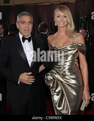 26. Februar 2012 - Hollywood, Kalifornien, USA - bester Schauspieler nominiert, GEORGE CLOONEY und STACY KEIBLER kommt auf den Oscar roten Teppich bei den 84. Academy Awards, The Oscars in Hollywood & Highland Center. Clooney trägt Giorgio Armani und Keibler trägt einen one-Shoulder Marchesa Kleid wit Stockfoto