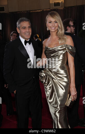 26. Februar 2012 - Hollywood, Kalifornien, USA - bester Schauspieler nominiert, GEORGE CLOONEY und STACY KEIBLER kommt auf den Oscar roten Teppich bei den 84. Academy Awards, The Oscars in Hollywood & Highland Center. Clooney trägt Giorgio Armani und Keibler trägt einen one-Shoulder Marchesa Kleid wit Stockfoto