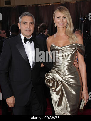 26. Februar 2012 - Hollywood, Kalifornien, USA - bester Schauspieler nominiert, GEORGE CLOONEY und STACY KEIBLER kommt auf den Oscar roten Teppich bei den 84. Academy Awards, The Oscars in Hollywood & Highland Center. Clooney trägt Giorgio Armani und Keibler trägt einen one-Shoulder Marchesa Kleid wit Stockfoto