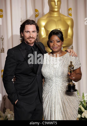 26. Februar 2012 - Hollywood, Kalifornien, US - Schauspieler CHRISTIAN BALE und Schauspielerin OCTAVIA SPENCER gewann den Academy Award für die Leistung einer Schauspielerin in einer Nebenrolle für den Film, "The Help" im Presseraum Oscar bei der 84. Academy Awards, The Oscars vor Kodak Theatre. (Bild Kredit: Stockfoto