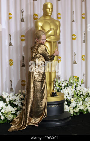 26. Februar 2012 - Hollywood, Kalifornien, US - MERYL STREEP mit der Oscar-Statuette für beste Leistung durch einen Schauspielerin in einer Hauptrolle in "The Iron Lady" backstage bei den 84. Academy Awards, die Oscars am Hollywood & Highland Center. (Kredit-Bild: © Lisa O'Connor/ZUMAPRESS.com) Stockfoto