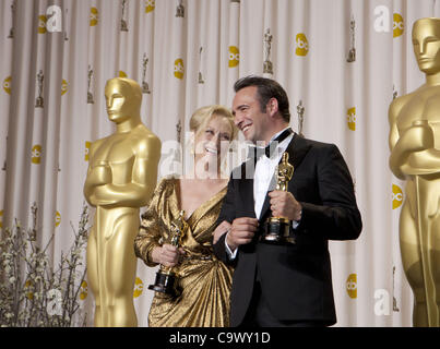 26. Februar 2012 - Hollywood, Kalifornien, US - Schauspieler Colin Firth (L) Posen mit der Schauspielerin Meryl Streep (R), Gewinner des Best Actress Award für &amp; #39; Die eiserne Lady &amp; #39; im Presseraum auf die 84. Oscar-Verleihung anlässlich der Hollywood &amp; Highland Center in Hollywood, Neff Stockfoto