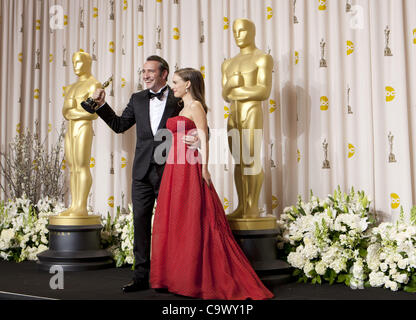 26. Februar 2012 - Hollywood, Kalifornien, US - Actress Natalie Portman (R) Posen mit Jean Dujardin (L), Gewinner des Best Actor Award für &amp; #39; Der Künstler &amp; #39; im Presseraum auf die 84. Oscar-Verleihung in Hollywood &amp; Highland Center in Hollywood, Kalifornien statt. (Credi Stockfoto