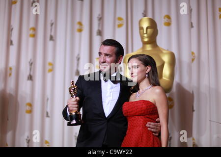 26. Februar 2012 - Hollywood, Kalifornien, US - Actress Natalie Portman (R) Posen mit Jean Dujardin (L), Gewinner des Best Actor Award für &amp; #39; Der Künstler &amp; #39; im Presseraum auf die 84. Oscar-Verleihung in Hollywood &amp; Highland Center in Hollywood, Kalifornien statt. (Credi Stockfoto