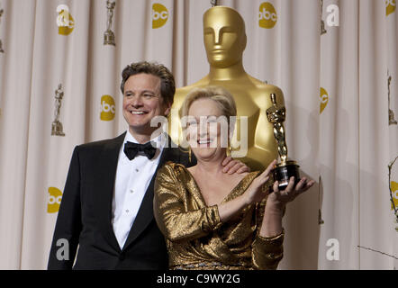 26. Februar 2012 - Hollywood, Kalifornien, US - Schauspieler Colin Firth (L) Posen mit der Schauspielerin Meryl Streep (R), Gewinner des Best Actress Award für &amp; #39; Die eiserne Lady &amp; #39; im Presseraum auf die 84. Oscar-Verleihung in Hollywood &amp; Highland Center in Hollywood, Kalifornien statt. Stockfoto