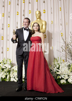 26. Februar 2012 - Hollywood, Kalifornien, US - Actress Natalie Portman (R) Posen mit Jean Dujardin (L), Gewinner des Best Actor Award für &amp; #39; Der Künstler &amp; #39; im Presseraum auf die 84. Oscar-Verleihung in Hollywood &amp; Highland Center in Hollywood, Kalifornien statt. (Credi Stockfoto