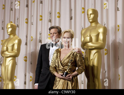 26. Februar 2012 - Hollywood, Kalifornien, US - Schauspieler Colin Firth (L) Posen mit der Schauspielerin Meryl Streep (R), Gewinner des Best Actress Award für &amp; #39; Die eiserne Lady &amp; #39; im Presseraum auf die 84. Oscar-Verleihung in Hollywood &amp; Highland Center in Hollywood, Kalifornien statt. Stockfoto