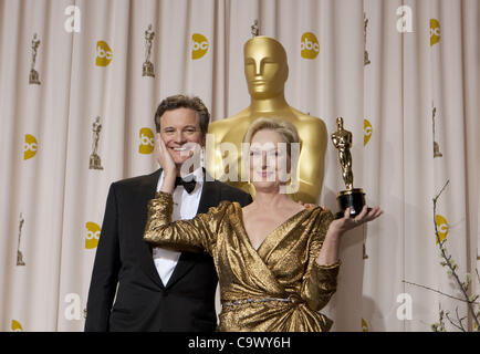 26. Februar 2012 - Hollywood, Kalifornien, US - Schauspieler Colin Firth (L) Posen mit der Schauspielerin Meryl Streep (R), Gewinner des Best Actress Award für &amp; #39; Die eiserne Lady &amp; #39; im Presseraum auf die 84. Oscar-Verleihung in Hollywood &amp; Highland Center in Hollywood, Kalifornien statt. Stockfoto