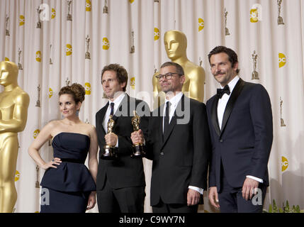 26. Februar 2012 - Hollywood, Kalifornien, US - Schauspielerin Tina Fey (L) und Schauspieler Bradley Cooper (R) Pose mit Tom Fleischman (zweiter von rechts) und John Midgley (zweiter von links), Gewinner des Sound Mixing Award für &amp; #39; Hugo &amp; #39; im Presseraum der 84. Annual Academy Awards-h Stockfoto