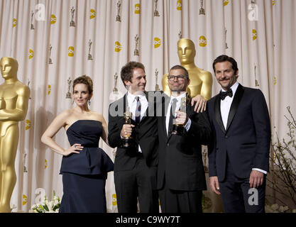 26. Februar 2012 - Hollywood, Kalifornien, US - Schauspielerin Tina Fey (L) und Schauspieler Bradley Cooper (R) Pose mit Tom Fleischman (zweiter von rechts) und John Midgley (zweiter von links), Gewinner des Sound Mixing Award für &amp; #39; Hugo &amp; #39; im Presseraum auf der 84. Annual Academy Awards statt Stockfoto