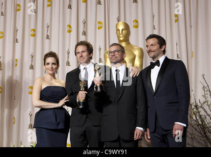 26. Februar 2012 - Hollywood, Kalifornien, US - Schauspielerin Tina Fey (L) und Schauspieler Bradley Cooper (R) Pose mit Tom Fleischman (zweiter von rechts) und John Midgley (zweiter von links), Gewinner des Sound Mixing Award für &amp; #39; Hugo &amp; #39; im Presseraum der 84. Annual Academy Awards-h Stockfoto