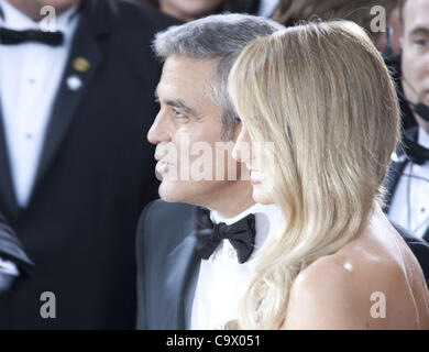 26. Februar 2012 - Hollywood, Kalifornien, USA - George Clooney und Stacy Kiebler auf dem roten Teppich der 84. Academy Awards am Hollywood und Highland Center in Hollywood, Kalifornien (Credit-Bild: © Javier Rojas/Prensa Internacional/ZUMAPRESS.com) Stockfoto