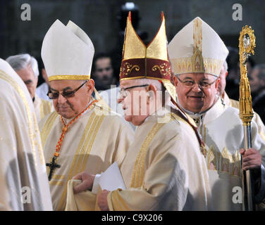 Der Erzbischof von Prag Dominik Duka (Mitte) feierte seine erste Messe als Kardinal in St Vitus Cathedral in Prag, Tschechien am 25. Februar 2012.  Miloslav Vlk, seines Vorgängers am Sitz der Kardinal im Bild links. (CTK Foto/Stanislav Peska) Stockfoto