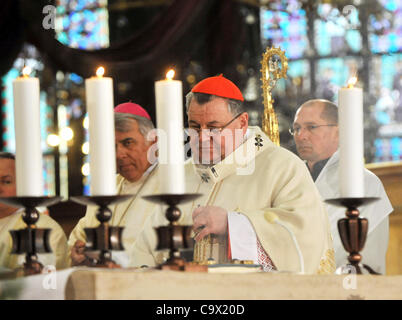 Der Erzbischof von Prag Dominik Duka (Mitte) feierte seine erste Messe als Kardinal in St Vitus Cathedral in Prag, Tschechien am 25. Februar 2012. (CTK Foto/Stanislav Peska) Stockfoto