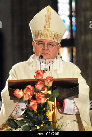 Der Erzbischof von Prag Dominik Duka (Mitte) feierte seine erste Messe als Kardinal in St Vitus Cathedral in Prag, Tschechien am 25. Februar 2012. (CTK Foto/Stanislav Peska) Stockfoto