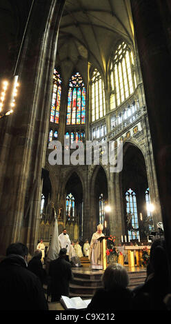 Der Erzbischof von Prag Dominik Duka (Mitte) feierte seine erste Messe als Kardinal in St Vitus Cathedral in Prag, Tschechien am 25. Februar 2012. (CTK Foto/Stanislav Peska) Stockfoto