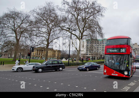 Der neue Hybrid Routemaster Bus verbindet schließlich die London eines der bestehenden Flotte von Hybrid-Doppeldecker Bus-Flotte auf Route 38 vorangestellt ist. Die Wellington Denkmal am Hyde Park Corner, London, UK - 27. Februar 2012. Stockfoto