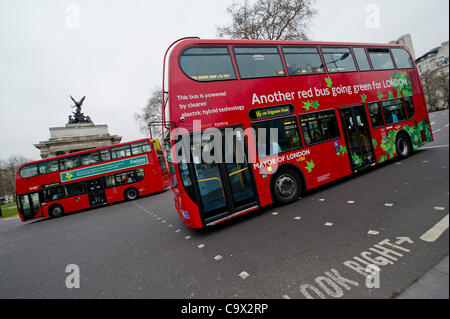 Der neue Hybrid Routemaster Bus verbindet schließlich die London eines der bestehenden Flotte von Hybrid-Doppeldecker Bus-Flotte auf Route 38 vorangestellt ist. Die Wellington Denkmal am Hyde Park Corner, London, UK - 27. Februar 2012. Stockfoto