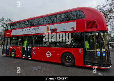 Der neue Hybrid Routemaster Bus verbindet schließlich die London eines der bestehenden Flotte von Hybrid-Doppeldecker Bus-Flotte auf Route 38 vorangestellt ist. Die Wellington Denkmal am Hyde Park Corner, London, UK - 27. Februar 2012. Stockfoto