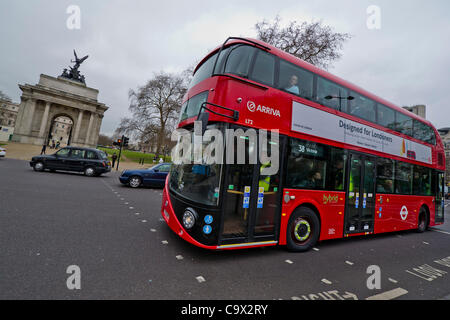 Der neue Hybrid Routemaster Bus verbindet schließlich die London eines der bestehenden Flotte von Hybrid-Doppeldecker Bus-Flotte auf Route 38 vorangestellt ist. Die Wellington Denkmal am Hyde Park Corner, London, UK - 27. Februar 2012. Stockfoto