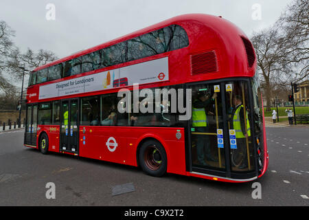 Der neue Hybrid Routemaster Bus verbindet schließlich die London eines der bestehenden Flotte von Hybrid-Doppeldecker Bus-Flotte auf Route 38 vorangestellt ist. Die Wellington Denkmal am Hyde Park Corner, London, UK - 27. Februar 2012. Stockfoto